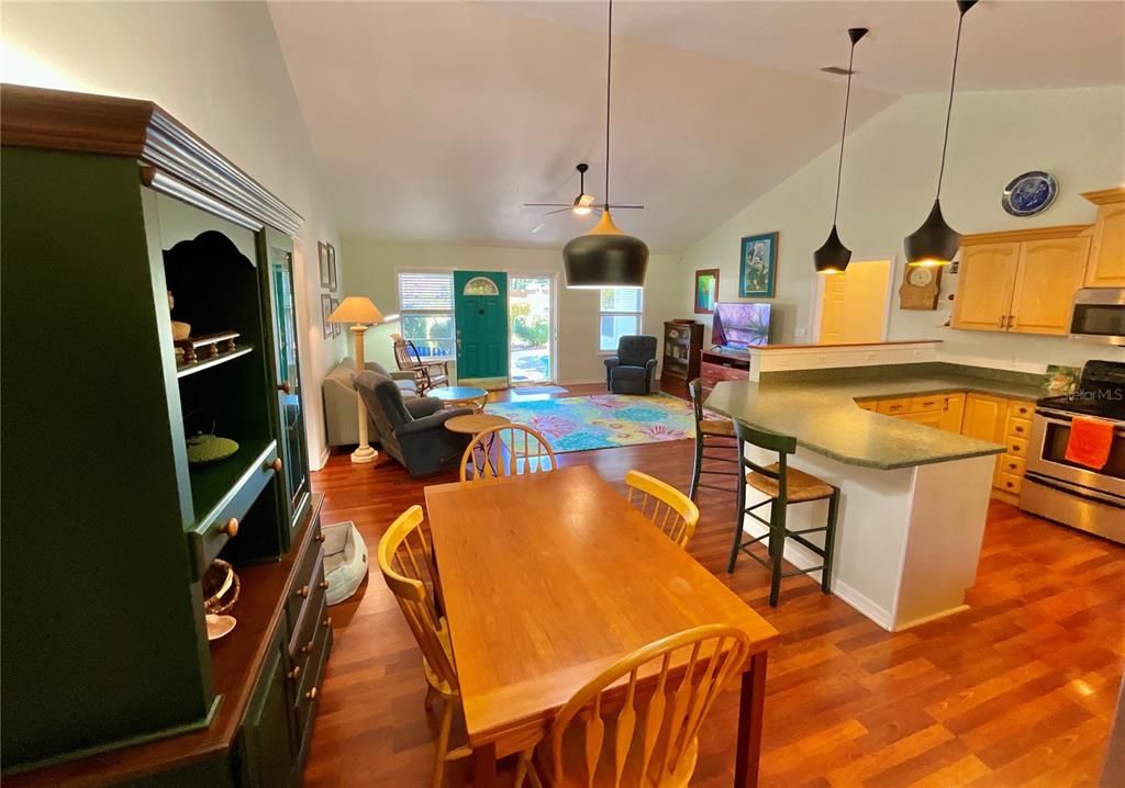 Active With Contract: $355,000 (3 beds, 3 baths, 1664 Square Feet)