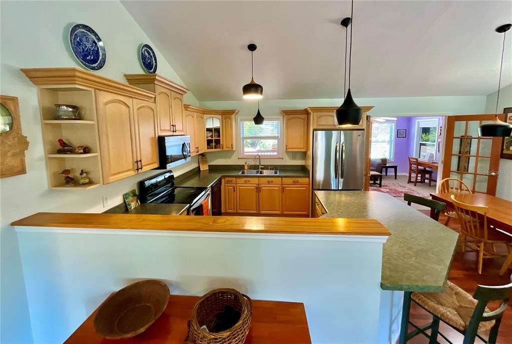 Active With Contract: $355,000 (3 beds, 3 baths, 1664 Square Feet)