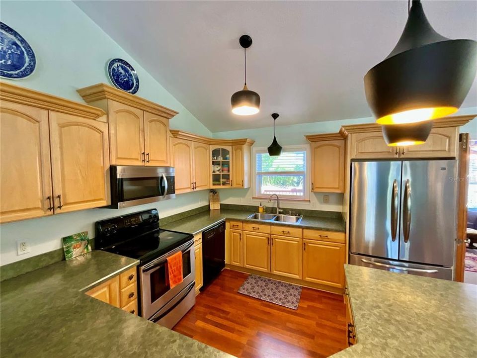 Active With Contract: $355,000 (3 beds, 3 baths, 1664 Square Feet)