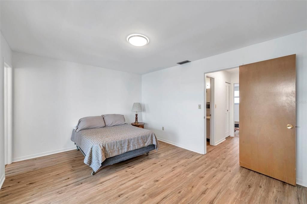 待售: $125,000 (2 贝兹, 2 浴室, 1120 平方英尺)