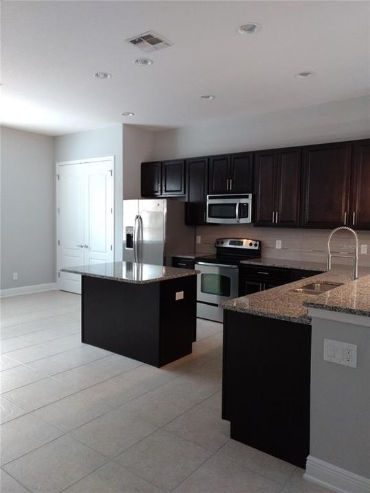 В аренду: $2,450 (3 спален, 3 ванн, 1416 Квадратных фут)