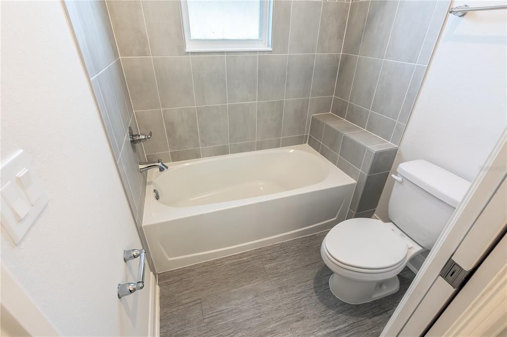 待售: $368,900 (4 贝兹, 2 浴室, 2056 平方英尺)