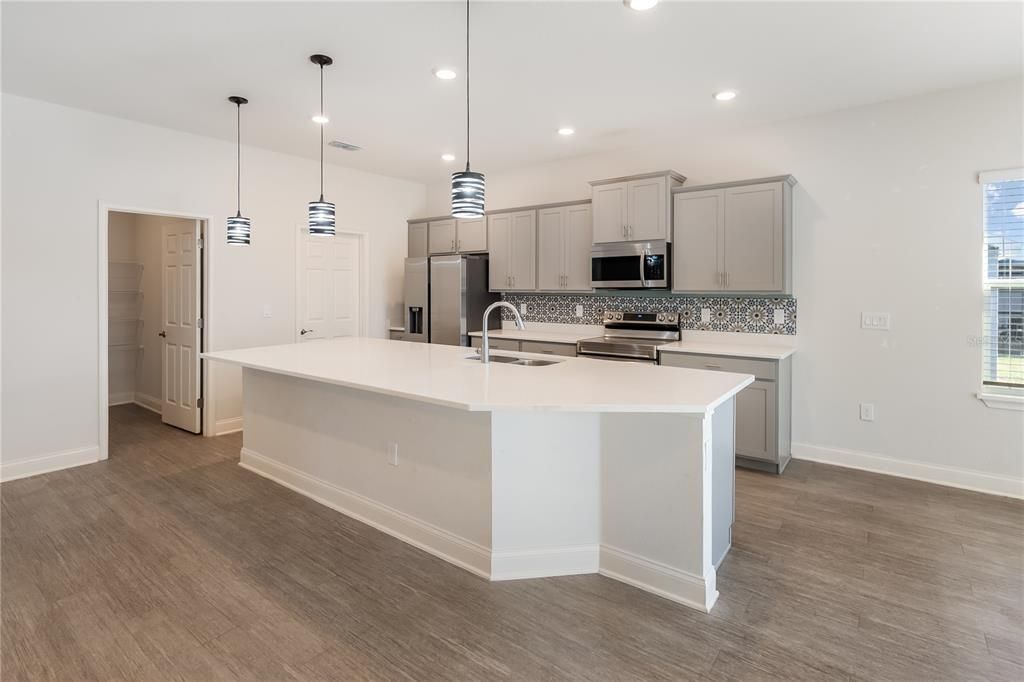 待售: $368,900 (4 贝兹, 2 浴室, 2056 平方英尺)