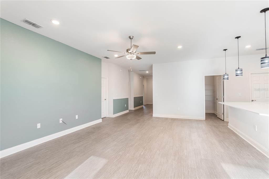 待售: $368,900 (4 贝兹, 2 浴室, 2056 平方英尺)