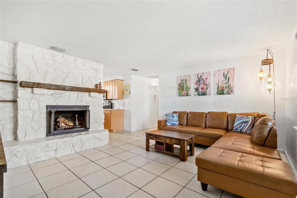 Active With Contract: $289,000 (2 beds, 2 baths, 884 Square Feet)