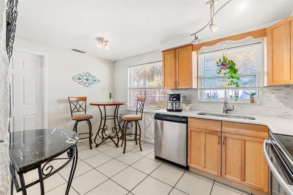 Active With Contract: $289,000 (2 beds, 2 baths, 884 Square Feet)