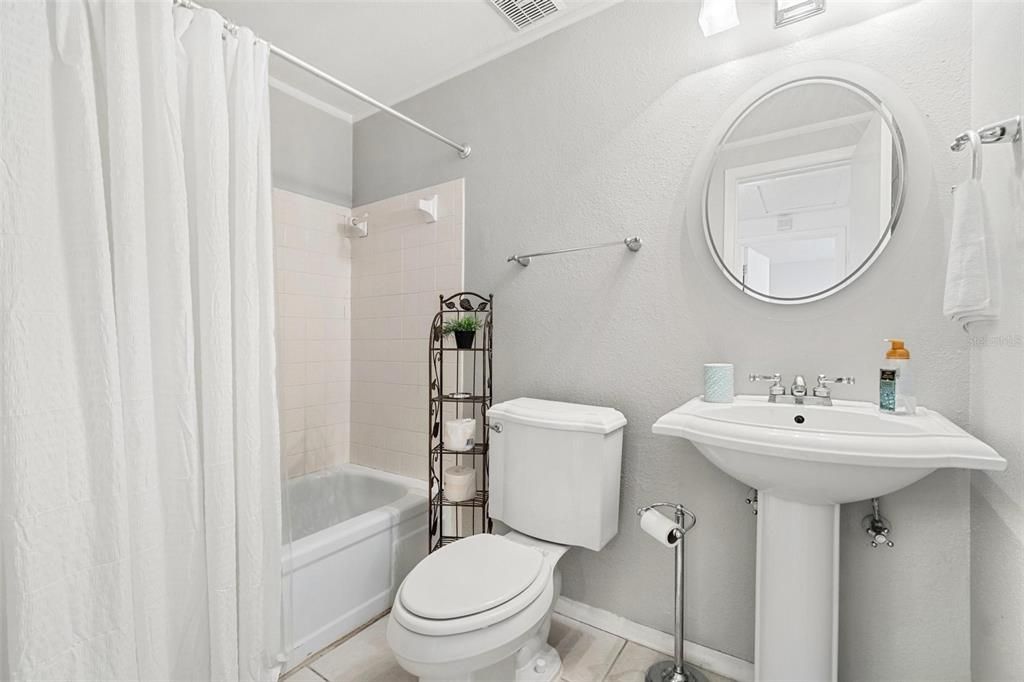 Active With Contract: $289,000 (2 beds, 2 baths, 884 Square Feet)