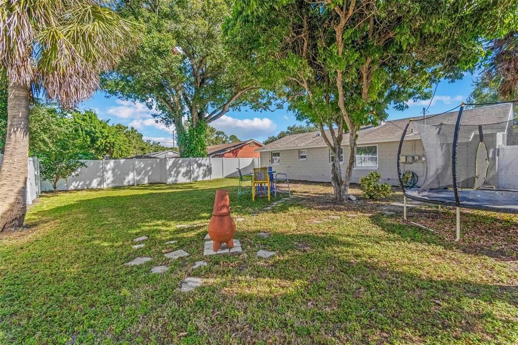 Active With Contract: $289,000 (2 beds, 2 baths, 884 Square Feet)