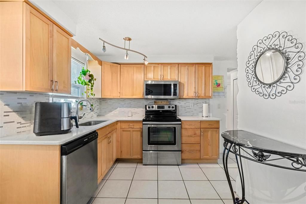 Active With Contract: $289,000 (2 beds, 2 baths, 884 Square Feet)