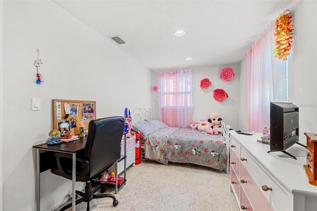 Active With Contract: $289,000 (2 beds, 2 baths, 884 Square Feet)