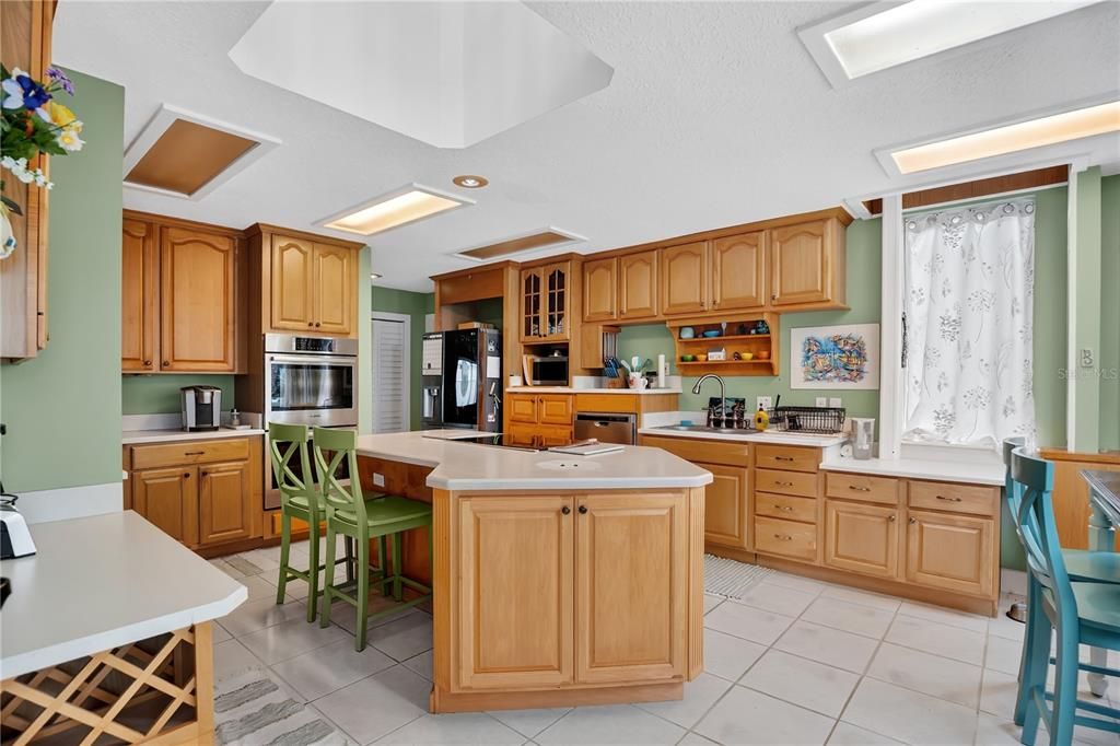 For Sale: $1,250,000 (6 beds, 4 baths, 4225 Square Feet)