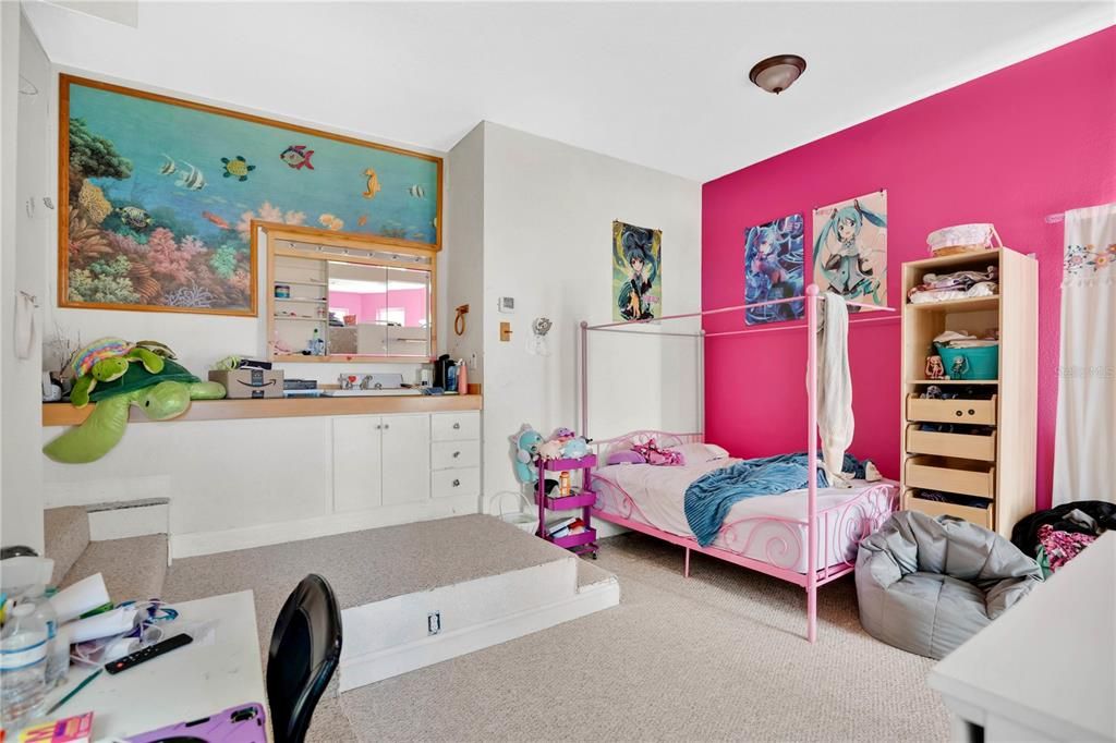 For Sale: $1,250,000 (6 beds, 4 baths, 4225 Square Feet)