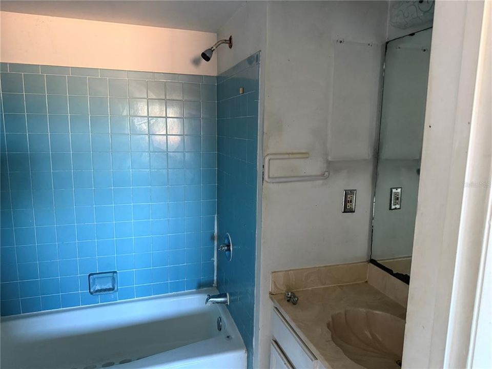 待售: $225,000 (2 贝兹, 2 浴室, 1110 平方英尺)