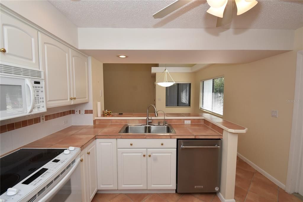 For Rent: $1,750 (3 beds, 2 baths, 1381 Square Feet)