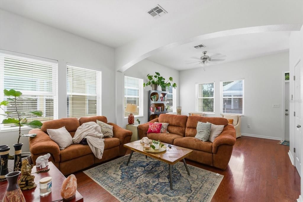 Active With Contract: $299,990 (2 beds, 2 baths, 1620 Square Feet)