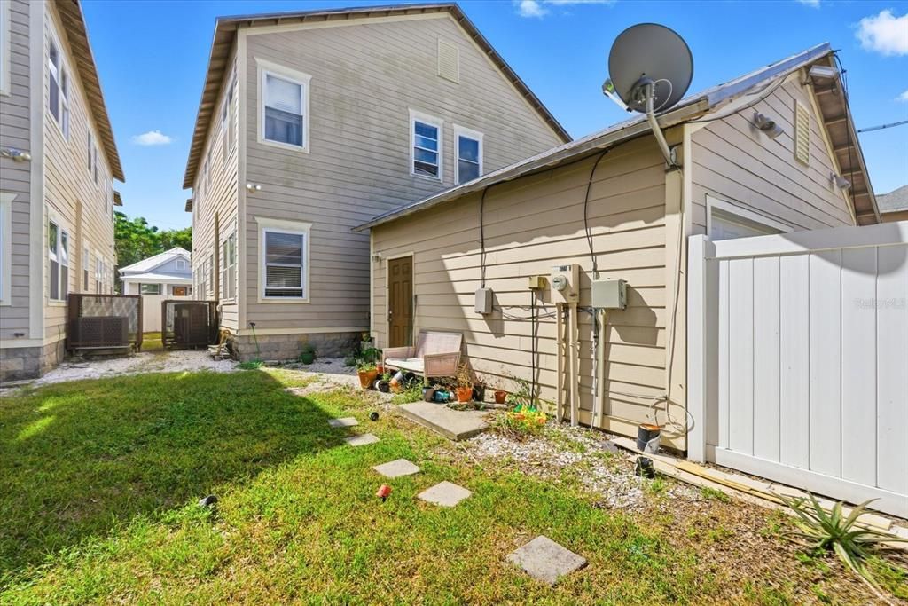 Active With Contract: $299,990 (2 beds, 2 baths, 1620 Square Feet)