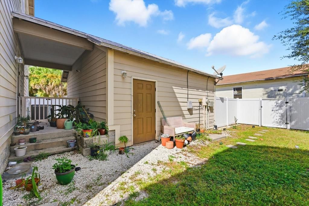 Active With Contract: $299,990 (2 beds, 2 baths, 1620 Square Feet)