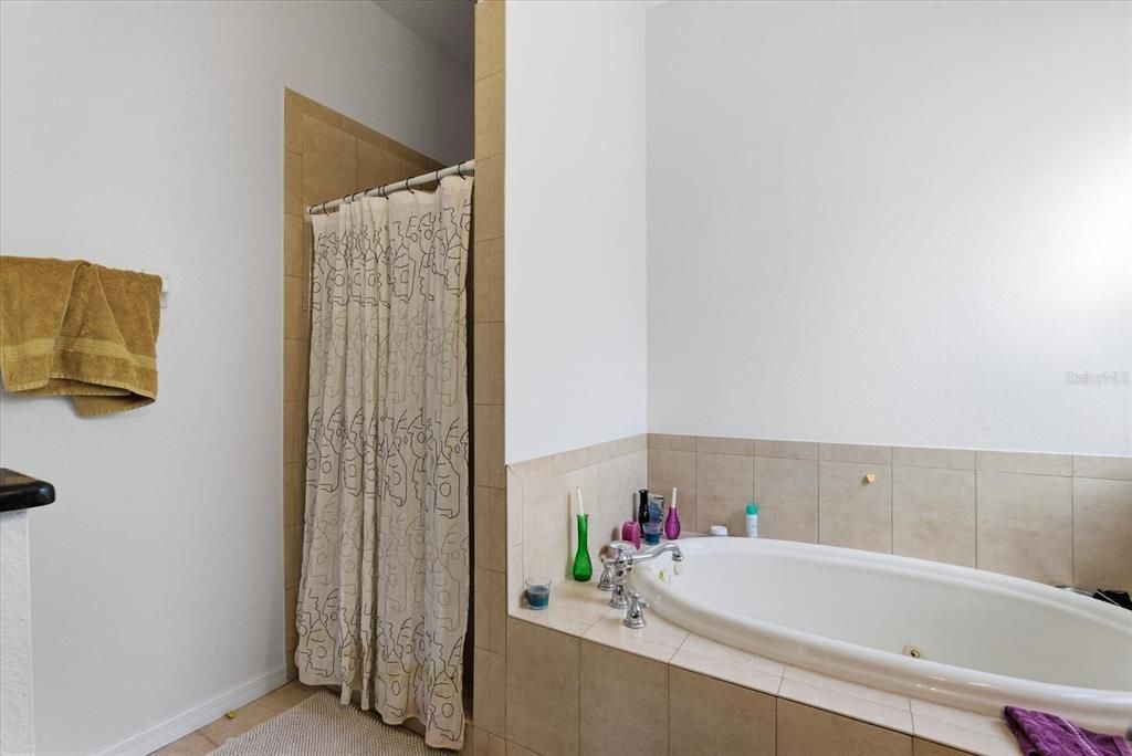 Active With Contract: $299,990 (2 beds, 2 baths, 1620 Square Feet)