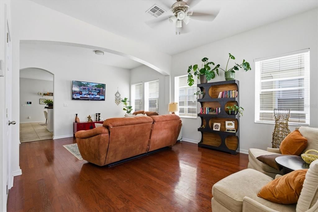 Active With Contract: $299,990 (2 beds, 2 baths, 1620 Square Feet)