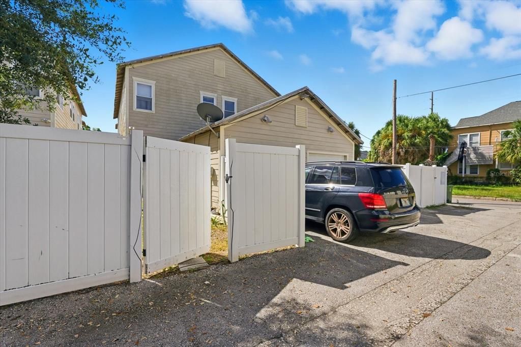 Active With Contract: $299,990 (2 beds, 2 baths, 1620 Square Feet)