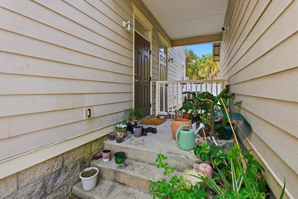 Active With Contract: $299,990 (2 beds, 2 baths, 1620 Square Feet)