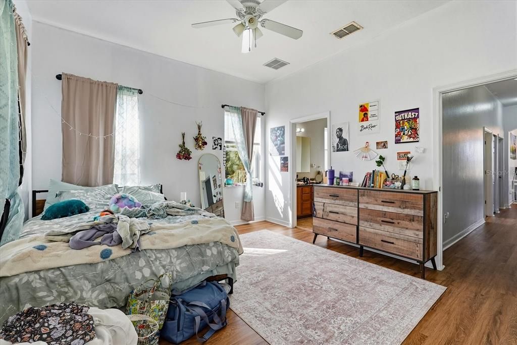 Active With Contract: $299,990 (2 beds, 2 baths, 1620 Square Feet)