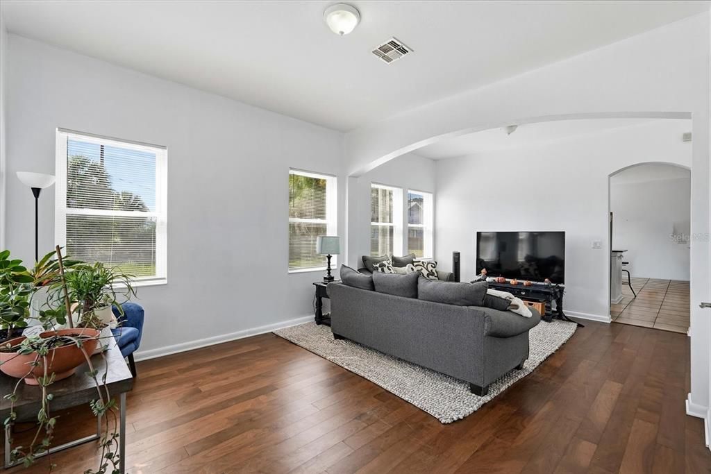 Active With Contract: $299,990 (2 beds, 2 baths, 1620 Square Feet)