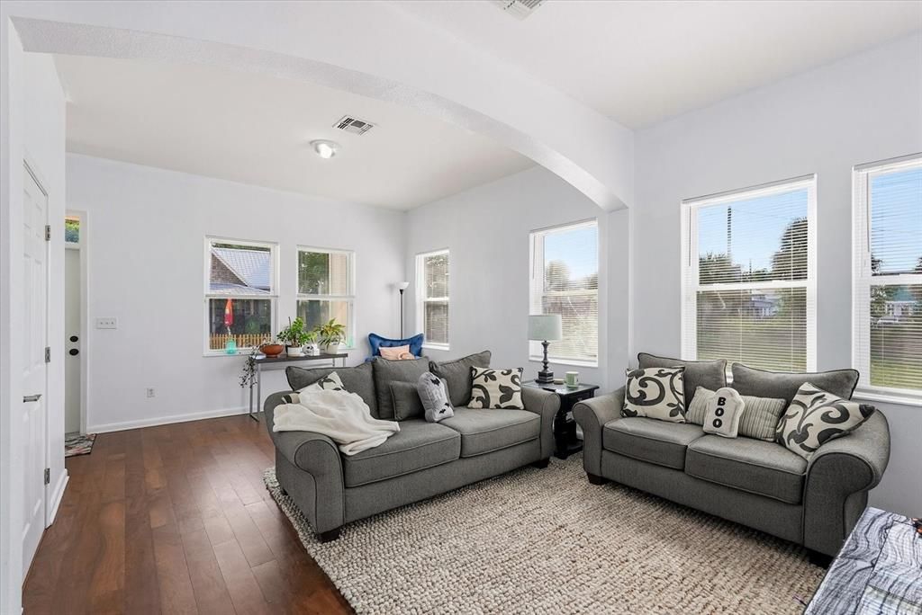 Active With Contract: $299,990 (2 beds, 2 baths, 1620 Square Feet)