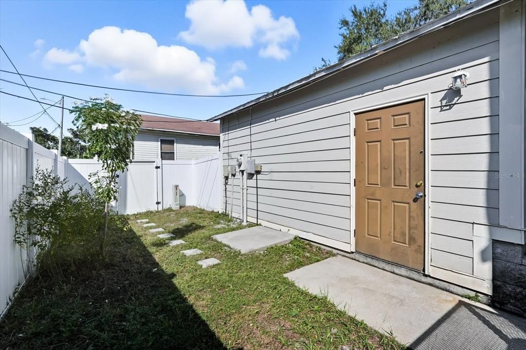 Active With Contract: $299,990 (2 beds, 2 baths, 1620 Square Feet)