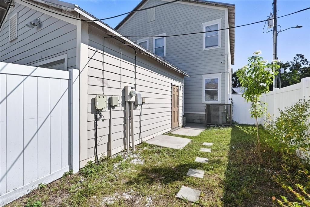 Active With Contract: $299,990 (2 beds, 2 baths, 1620 Square Feet)