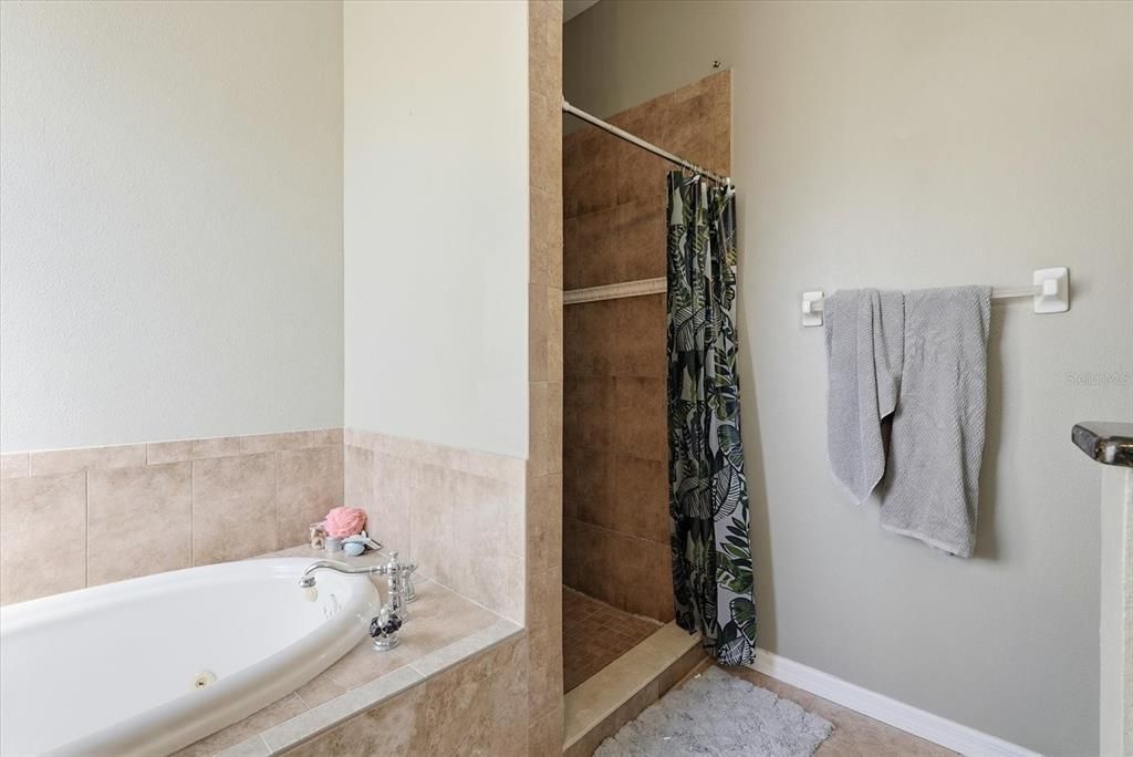 Active With Contract: $299,990 (2 beds, 2 baths, 1620 Square Feet)