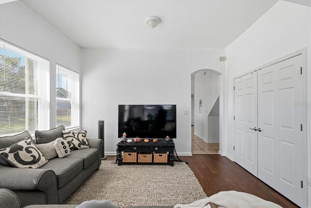 Active With Contract: $299,990 (2 beds, 2 baths, 1620 Square Feet)