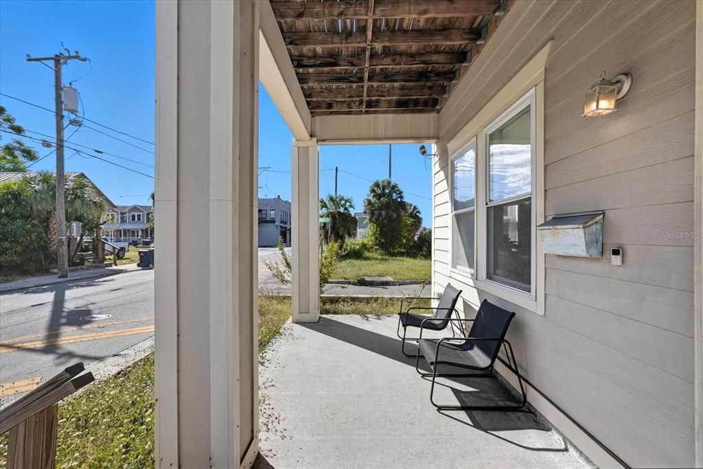 Active With Contract: $299,990 (2 beds, 2 baths, 1620 Square Feet)