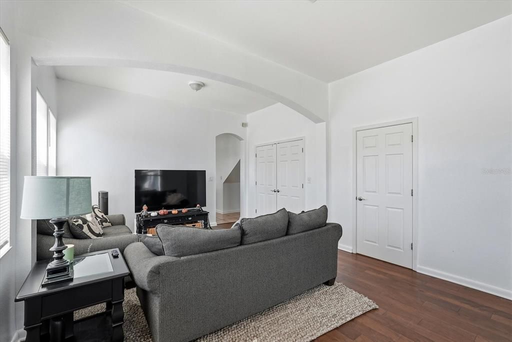 Active With Contract: $299,990 (2 beds, 2 baths, 1620 Square Feet)