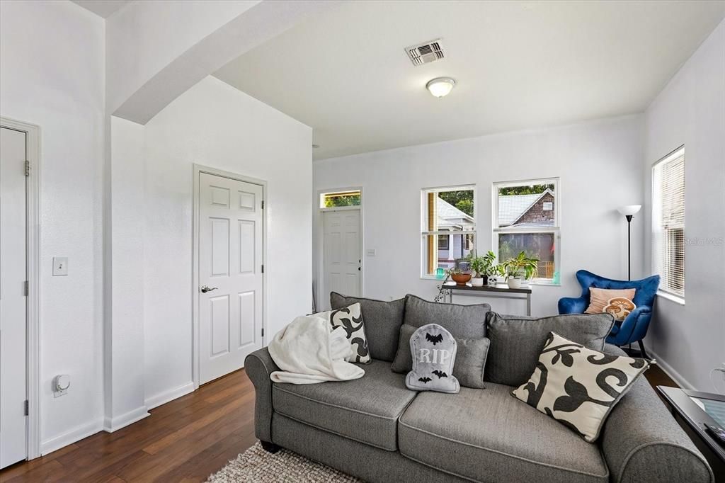 Active With Contract: $299,990 (2 beds, 2 baths, 1620 Square Feet)