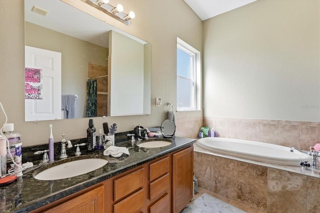 Active With Contract: $299,990 (2 beds, 2 baths, 1620 Square Feet)