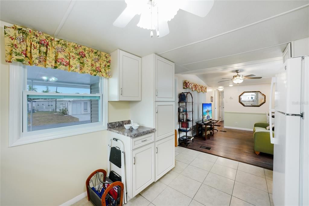 For Sale: $79,900 (1 beds, 1 baths, 884 Square Feet)