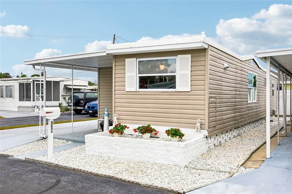 For Sale: $79,900 (1 beds, 1 baths, 884 Square Feet)