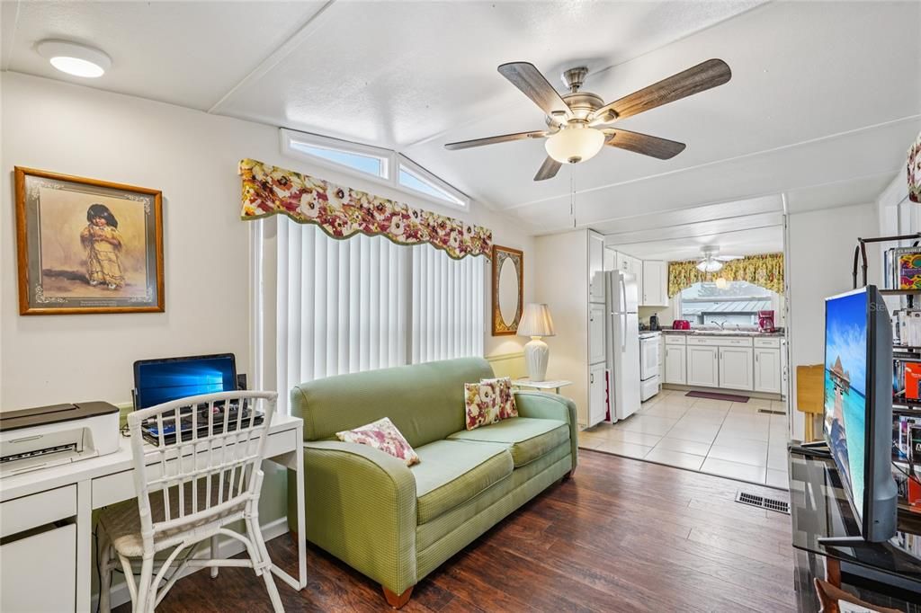 For Sale: $79,900 (1 beds, 1 baths, 884 Square Feet)