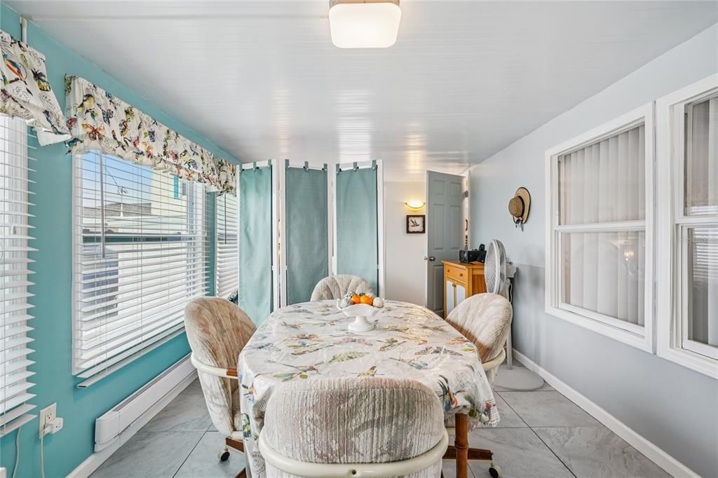 For Sale: $79,900 (1 beds, 1 baths, 884 Square Feet)