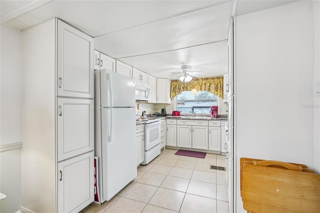 For Sale: $79,900 (1 beds, 1 baths, 884 Square Feet)