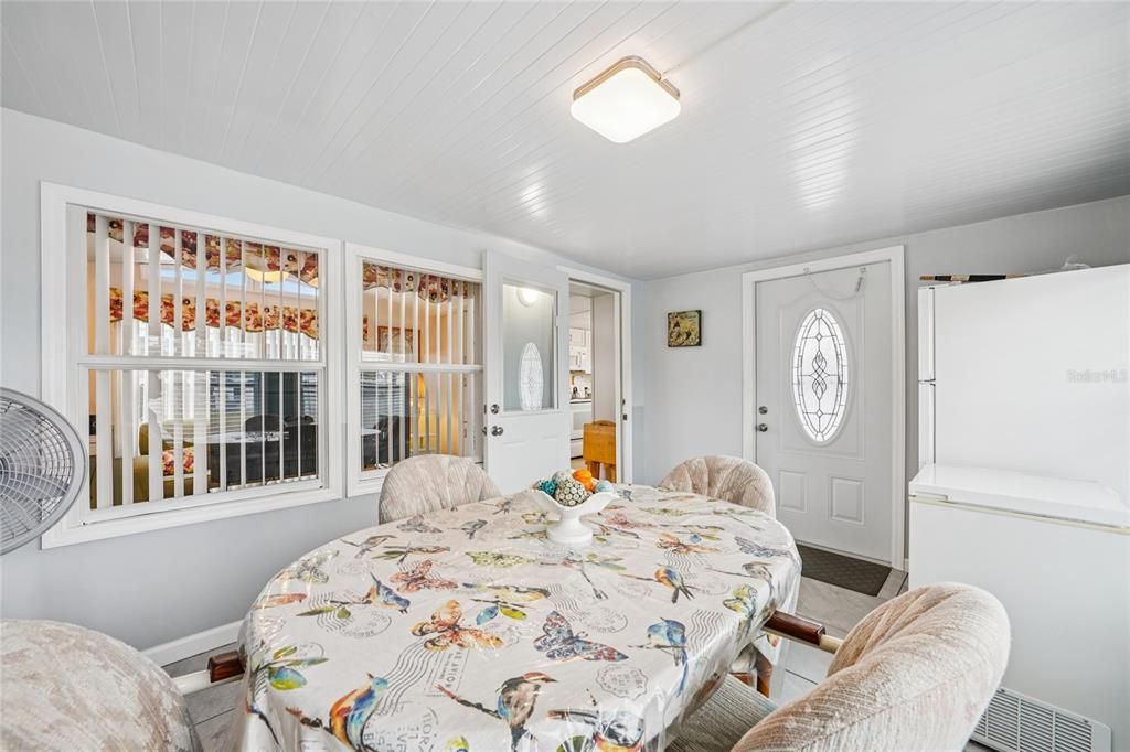 For Sale: $79,900 (1 beds, 1 baths, 884 Square Feet)