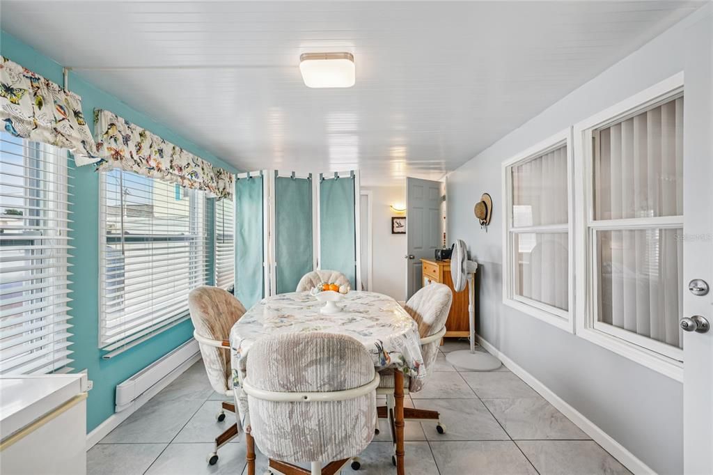 For Sale: $79,900 (1 beds, 1 baths, 884 Square Feet)