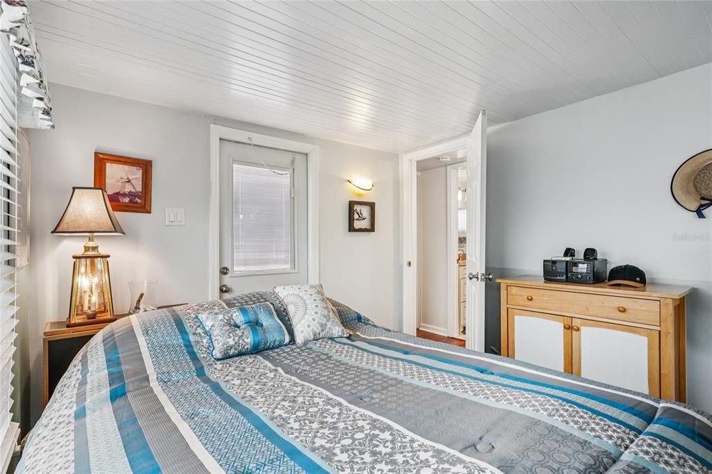 For Sale: $79,900 (1 beds, 1 baths, 884 Square Feet)