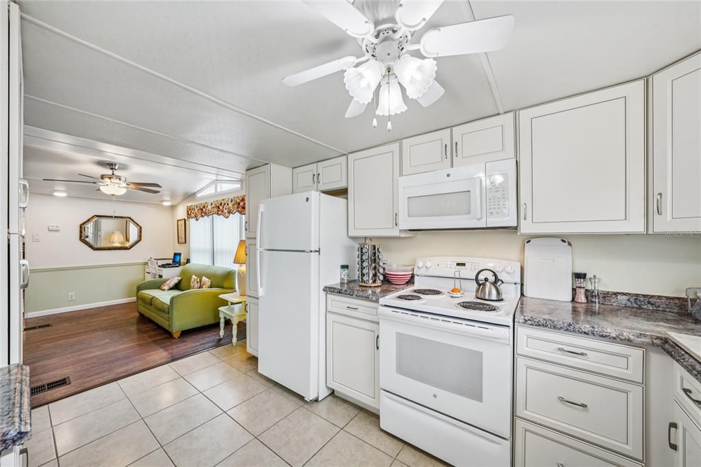 For Sale: $79,900 (1 beds, 1 baths, 884 Square Feet)