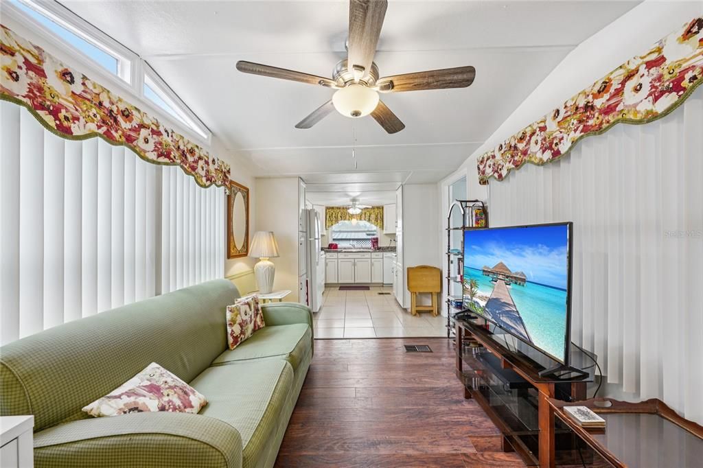 For Sale: $79,900 (1 beds, 1 baths, 884 Square Feet)