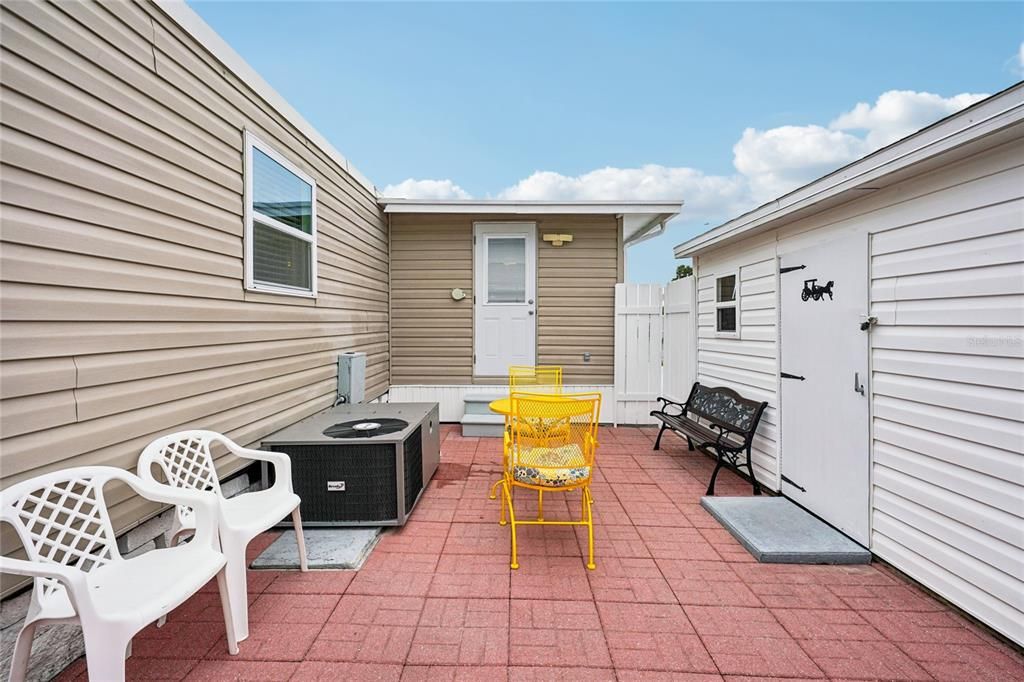 For Sale: $79,900 (1 beds, 1 baths, 884 Square Feet)