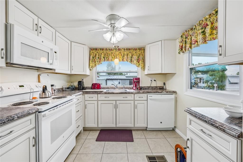 For Sale: $79,900 (1 beds, 1 baths, 884 Square Feet)