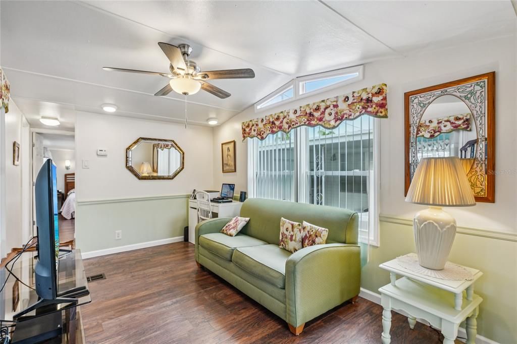 For Sale: $79,900 (1 beds, 1 baths, 884 Square Feet)