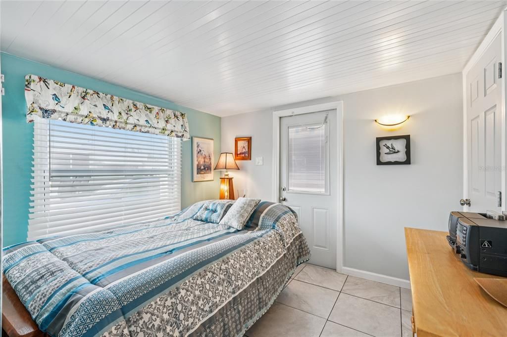 For Sale: $79,900 (1 beds, 1 baths, 884 Square Feet)